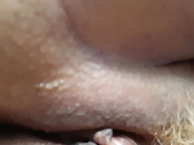 Of age MILF gets will not hear of flimsy pussy pleasured anent fingers